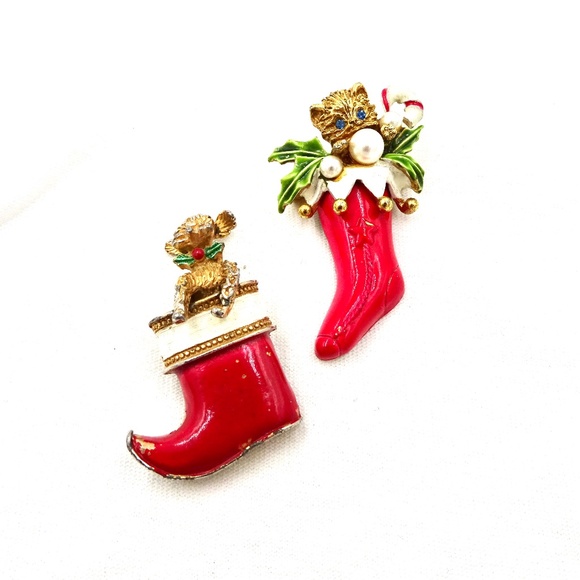 TWO CHRISTMAS STOCKING PINS Dog & Cat in Stockings - Picture 3 of 11